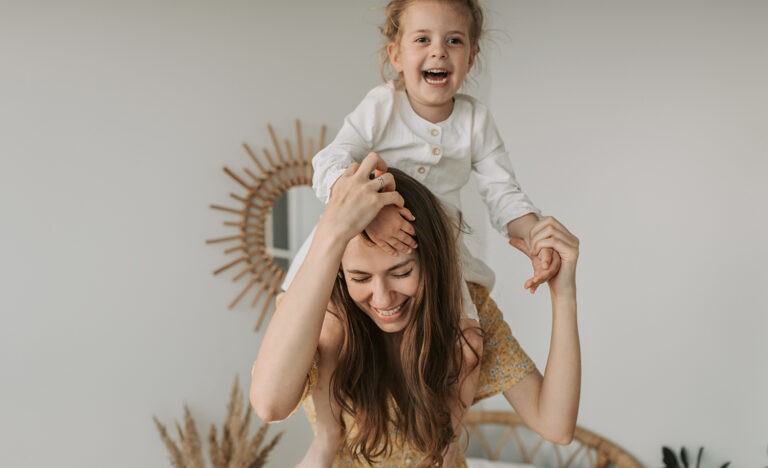 An introverted mom who’s busy playing with her daughter