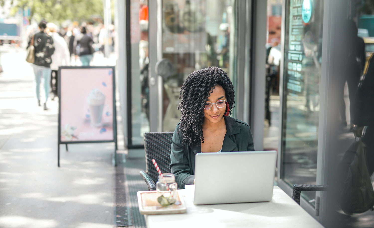 An introvert works on her laptop at a coffee shop