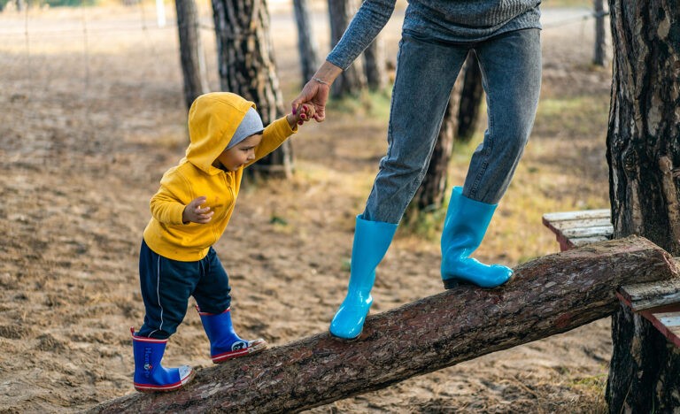 An introverted single parent with her child
