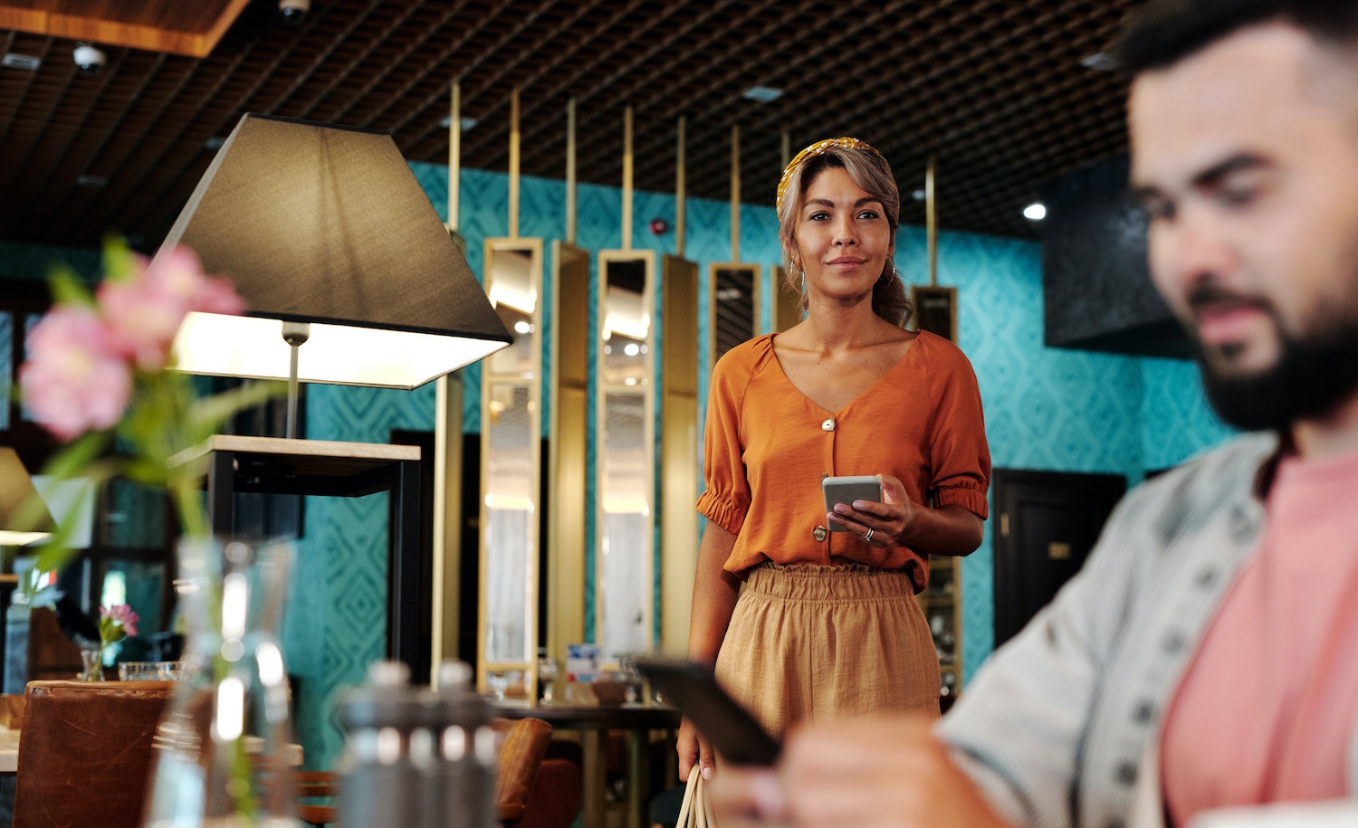 an introvert overcomes shyness to date
