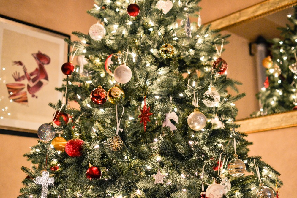 18 Thoughts Introverts Have at Big Holiday Parties